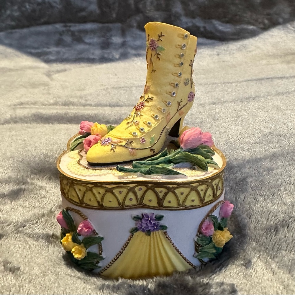 Victorian Treasures Heritage House Sound of Music Trinket Music Box